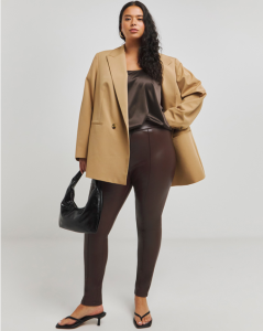 چگونه لگینگ چرمی را استایل کنیم